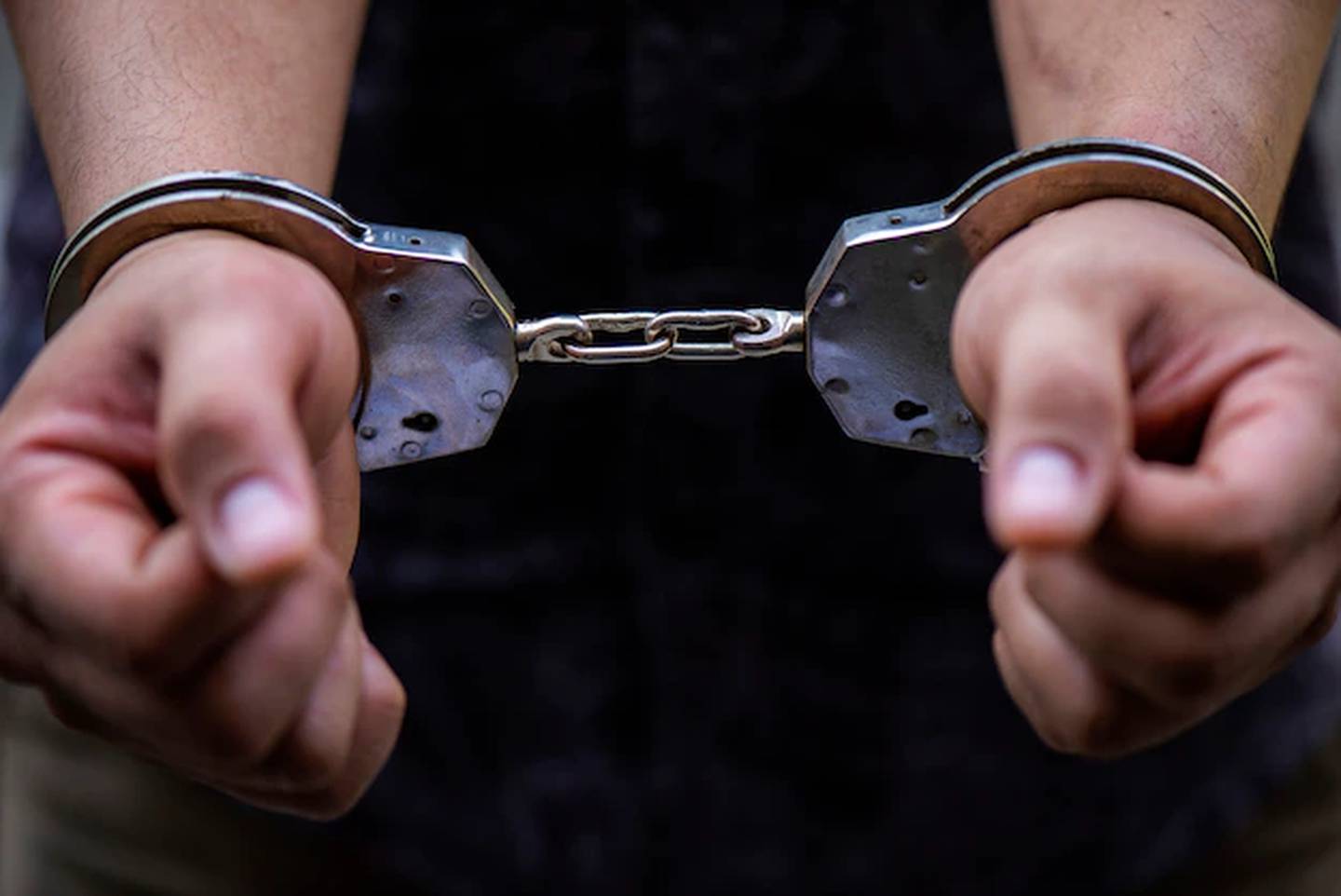 Mano de una persona con un cuchillo en la mano
Descripción generada automáticamente con confianza baja